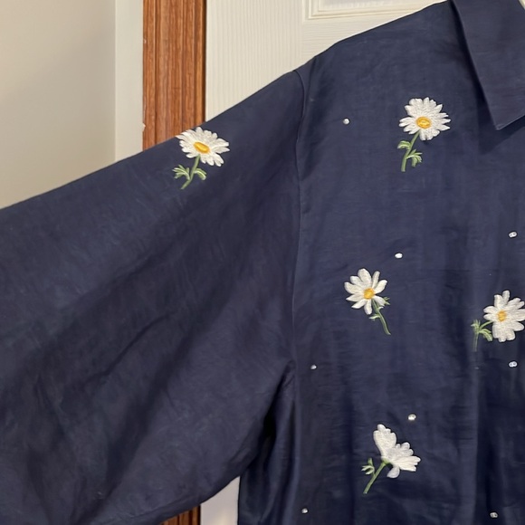 Quacker Factory Navy Blue Ramie Tunic Blouse w/ Embroidered Daisies Women’s 1X - Picture 4 of 14